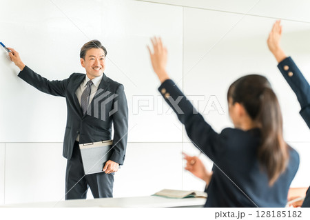 学校の授業・塾で先生・講師・教師から指導を受ける中学生,高校生 学校の授業・塾で先生・講師・教師から指導を受ける中学生,高校生 128185182