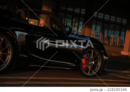 ピカピカの黒いオープンカー 128185198