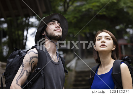 日本文化を楽しむ観光客 128185274