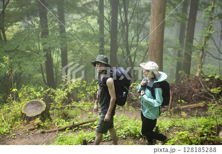 トレッキングする観光客カップル 128185288