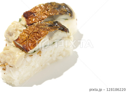 焼鯖のお寿司を白背景で撮影 128186220