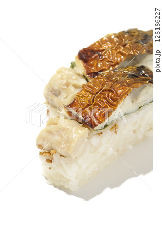 焼鯖のお寿司を白背景で撮影 128186227