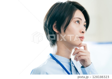 ノートパソコンを持つビジネスウーマン 128186323