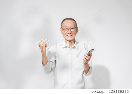 シニア　スマートフォン　スマホ 128186336