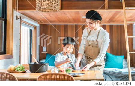 バンガロー・コテージで食事の支度,料理を親子で楽しむファミリー(家族旅行・グランピング) バンガロー・コテージで食事の支度,料理を親子で楽しむファミリー(家族旅行・グランピング) 128186371