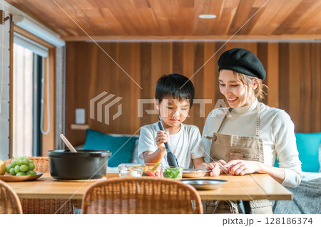 バンガロー・コテージで食事の支度,料理を親子で楽しむファミリー（家族旅行・グランピング） 128186374