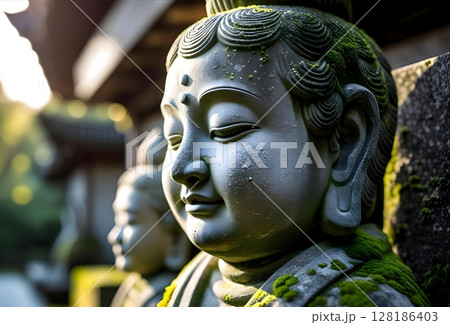 寺の境内にある仏の石像 寺の境内にある仏の石像 128186403