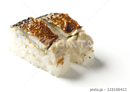 焼鯖のお寿司を白背景で撮影 128186422