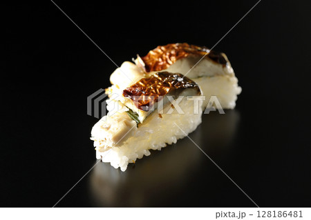 焼鯖のお寿司を黒背景で撮影 焼鯖のお寿司を黒背景で撮影 128186481
