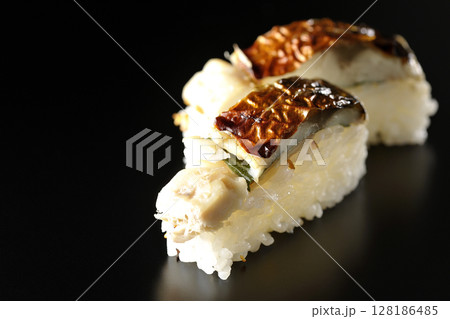 焼鯖のお寿司を黒背景で撮影 128186485