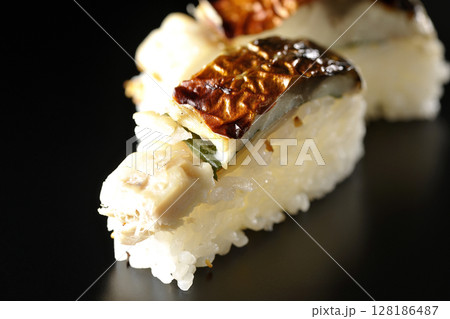 焼鯖のお寿司を黒背景で撮影 128186487