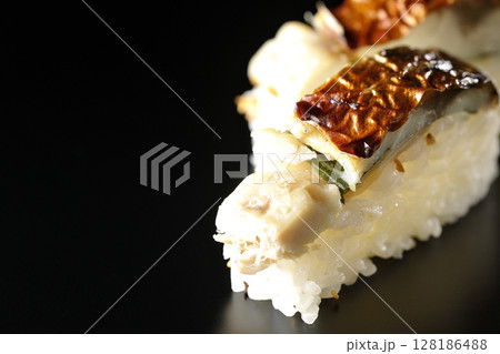 焼鯖のお寿司を黒背景で撮影 128186488