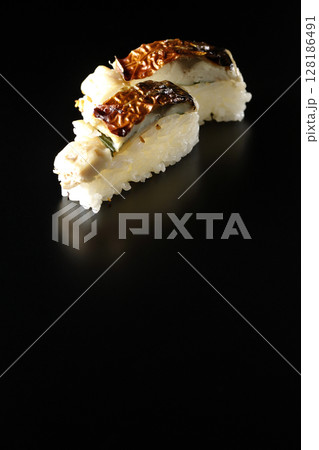 焼鯖のお寿司を黒背景で撮影 焼鯖のお寿司を黒背景で撮影 128186491