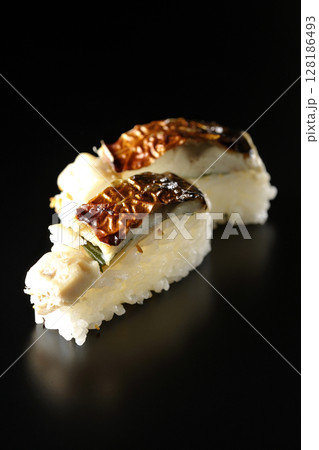 焼鯖のお寿司を黒背景で撮影 128186493