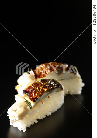焼鯖のお寿司を黒背景で撮影 128186494