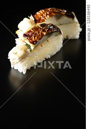 焼鯖のお寿司を黒背景で撮影 128186495