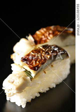 焼鯖のお寿司を黒背景で撮影 128186498