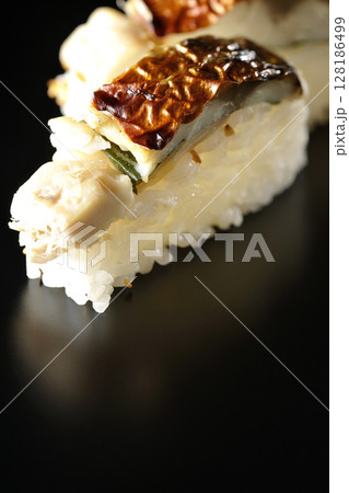 焼鯖のお寿司を黒背景で撮影 128186499