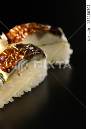 焼鯖のお寿司を黒背景で撮影 焼鯖のお寿司を黒背景で撮影 128186501