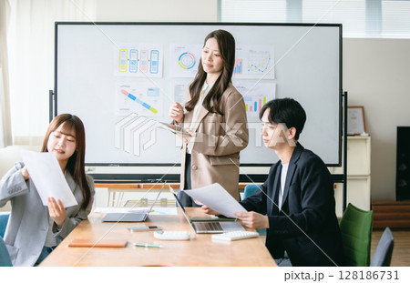 会議室でミーティングするビジネスパーソン 会議室でミーティングするビジネスパーソン 128186731