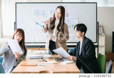 会議室でミーティングをするビジネスパーソン 会議室でミーティングをするビジネスパーソン 128186732