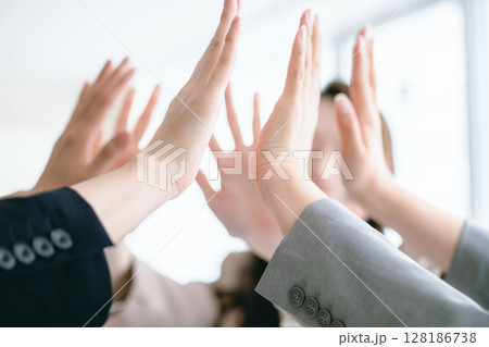 ハイタッチ ハイタッチ 128186738