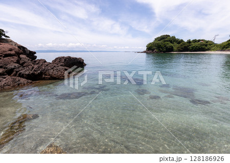 夏の海辺の風景素材 鹿児島県の荒平天神 夏の海辺の風景素材 鹿児島県の荒平天神 128186926