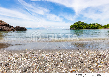 夏の海辺の風景素材　鹿児島県の荒平天神 128186930