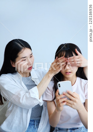 子供に有害なコンテンツを見せたくない母親のイメージ 128186936