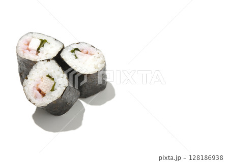 梅、紫蘇、山芋の海苔巻を白背景で撮影 128186938