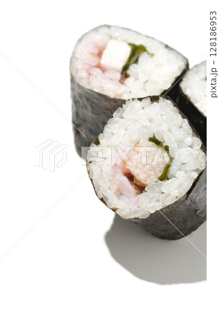 梅、紫蘇、山芋の海苔巻を白背景で撮影 梅、紫蘇、山芋の海苔巻を白背景で撮影 128186953