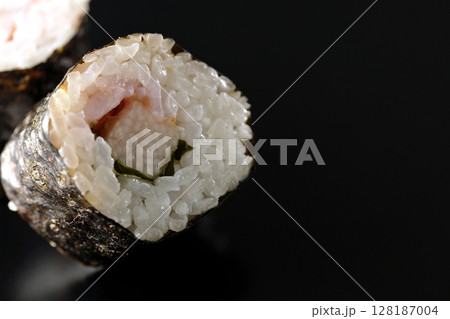 梅、紫蘇、山芋の海苔巻を黒背景で撮影 梅、紫蘇、山芋の海苔巻を黒背景で撮影 128187004