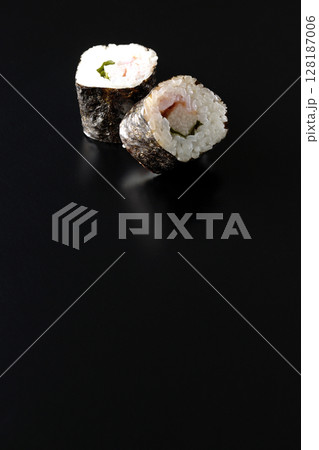 梅、紫蘇、山芋の海苔巻を黒背景で撮影 梅、紫蘇、山芋の海苔巻を黒背景で撮影 128187006