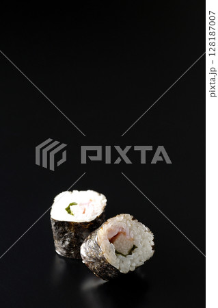 梅、紫蘇、山芋の海苔巻を黒背景で撮影 128187007