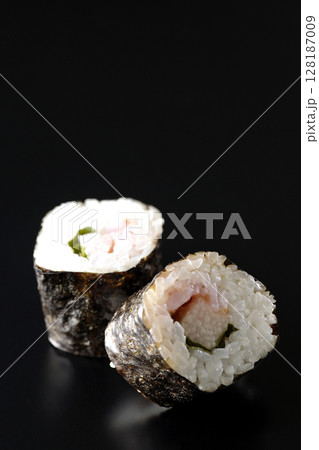 梅、紫蘇、山芋の海苔巻を黒背景で撮影 128187009