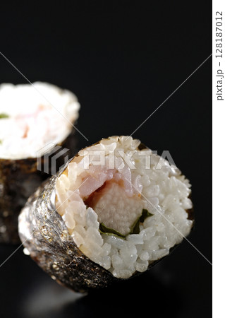 梅、紫蘇、山芋の海苔巻を黒背景で撮影 梅、紫蘇、山芋の海苔巻を黒背景で撮影 128187012
