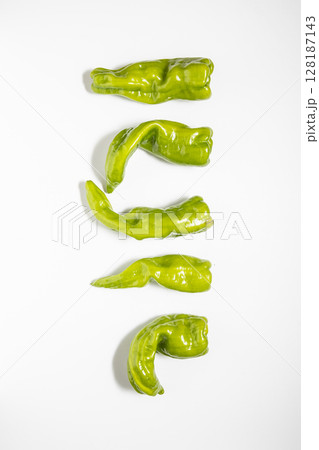ピーマンのような甘唐辛子の素材写真 面白い形をした野菜 ピーマンのような甘唐辛子の素材写真 面白い形をした野菜 128187143