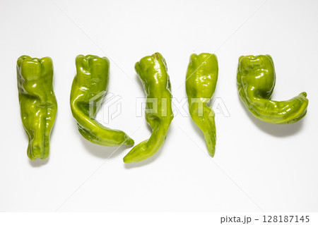ピーマンのような甘唐辛子の素材写真 面白い形をした野菜 ピーマンのような甘唐辛子の素材写真 面白い形をした野菜 128187145