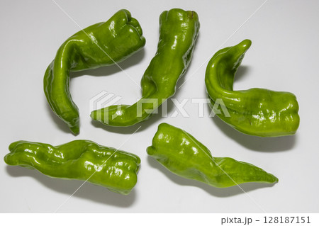 ピーマンのような甘唐辛子の素材写真 面白い形をした野菜 ピーマンのような甘唐辛子の素材写真 面白い形をした野菜 128187151