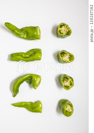 ピーマンのような甘唐辛子の素材写真　面白い形をした野菜 128187162