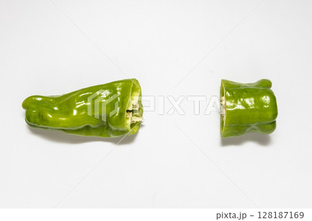 ピーマンのような甘唐辛子の素材写真　面白い形をした野菜 128187169