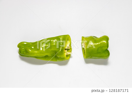 ピーマンのような甘唐辛子の素材写真　面白い形をした野菜 128187171