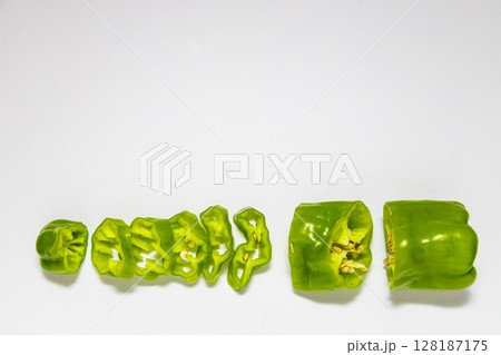 ピーマンのような甘唐辛子の素材写真 面白い形をした野菜 ピーマンのような甘唐辛子の素材写真 面白い形をした野菜 128187175