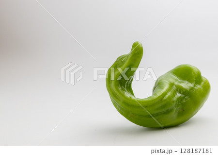 ピーマンのような甘唐辛子の素材写真　面白い形をした野菜 128187181