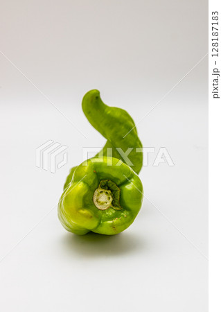 ピーマンのような甘唐辛子の素材写真　面白い形をした野菜 128187183