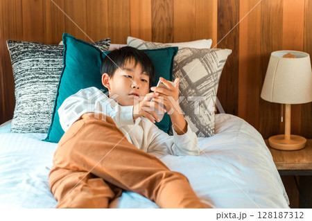 スマホ・スマートフォン・アプリ・SNS・ゲームを使う子供 スマホ・スマートフォン・アプリ・SNS・ゲームを使う子供 128187312