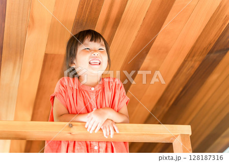コテージのロフト・屋根裏部屋で遊ぶ女の子 コテージのロフト・屋根裏部屋で遊ぶ女の子 128187316