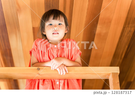 コテージのロフト・屋根裏部屋で遊ぶ女の子 コテージのロフト・屋根裏部屋で遊ぶ女の子 128187317