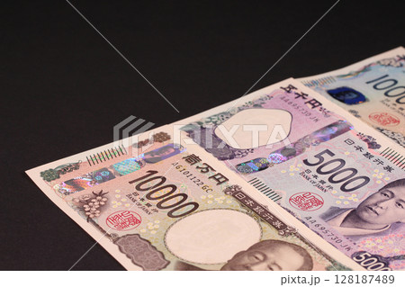 3種類の日本の紙幣 128187489