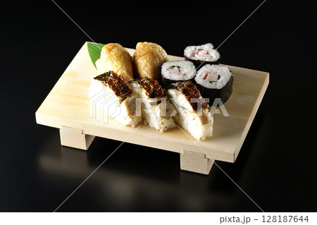 焼鯖、海苔巻、稲荷寿司を黒背景で撮影 焼鯖、海苔巻、稲荷寿司を黒背景で撮影 128187644